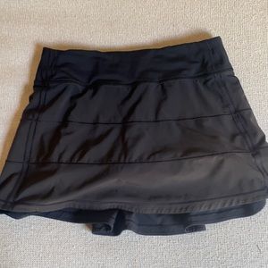 Black lulu lemon skirt size 4 regular